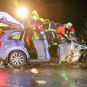 Der Volvo wurde bei dem Unfall komplett zerstört.