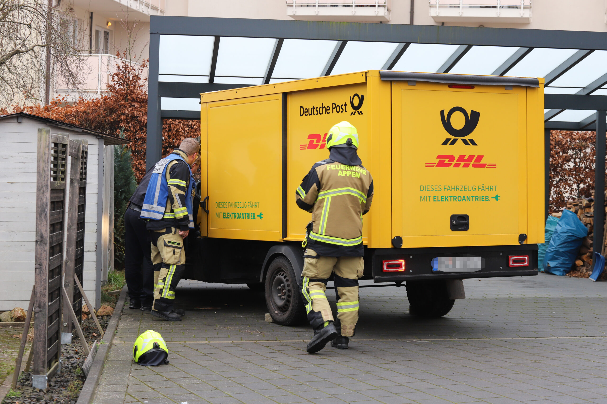 Polizei und Feuerwehr sind an der Unfallstelle im Einsatz.