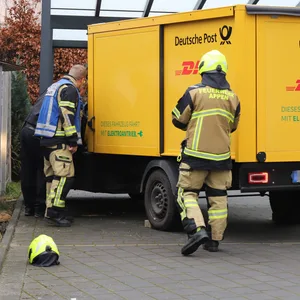 Polizei und Feuerwehr sind an der Unfallstelle im Einsatz.