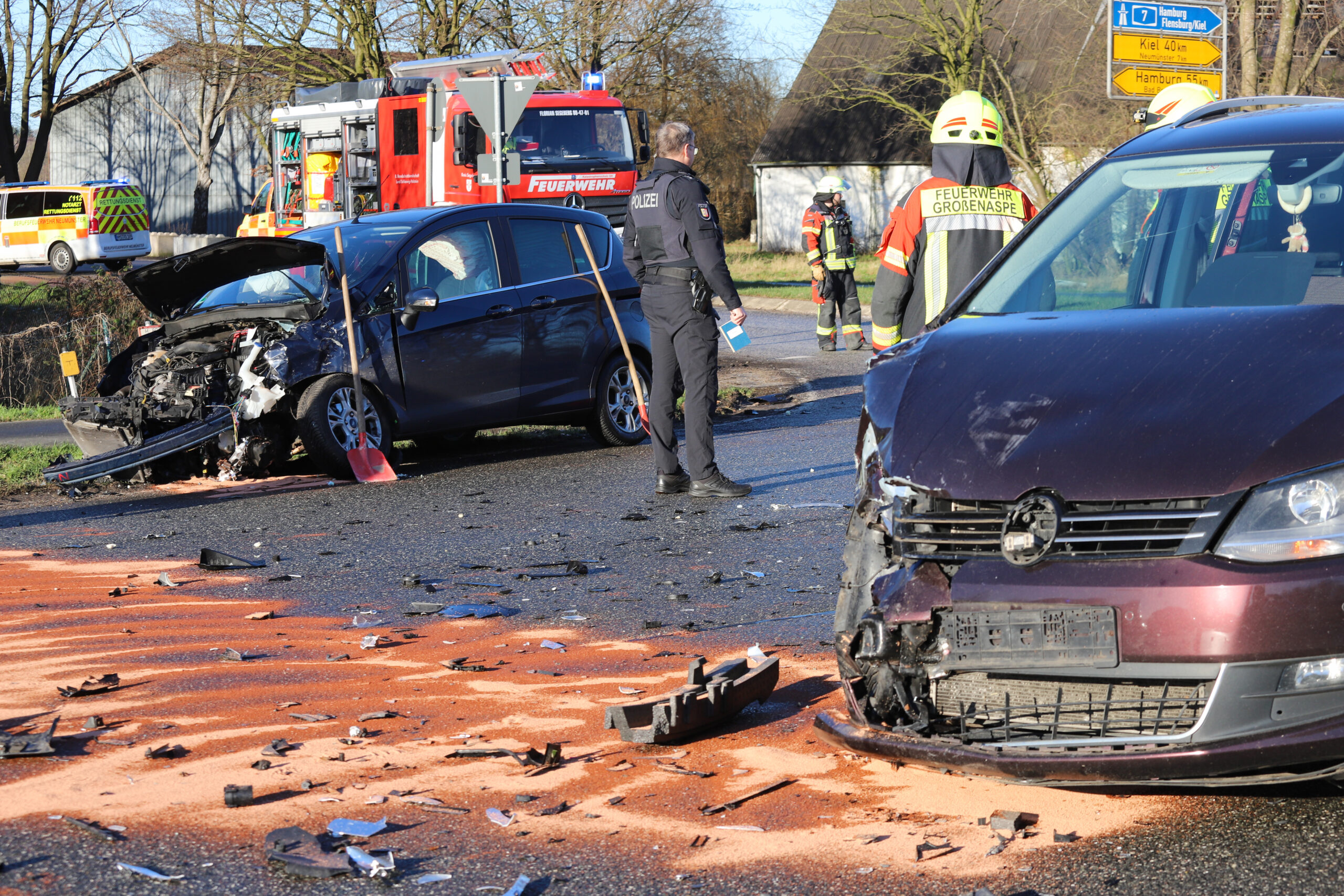 Die Insassen des Ford und des VW wurden zum Teil schwer verletzt und kamen in eine Klinik.