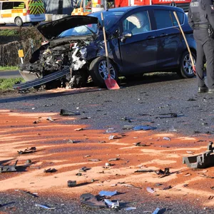 Die Insassen des Ford und des VW wurden zum Teil schwer verletzt und kamen in eine Klinik.
