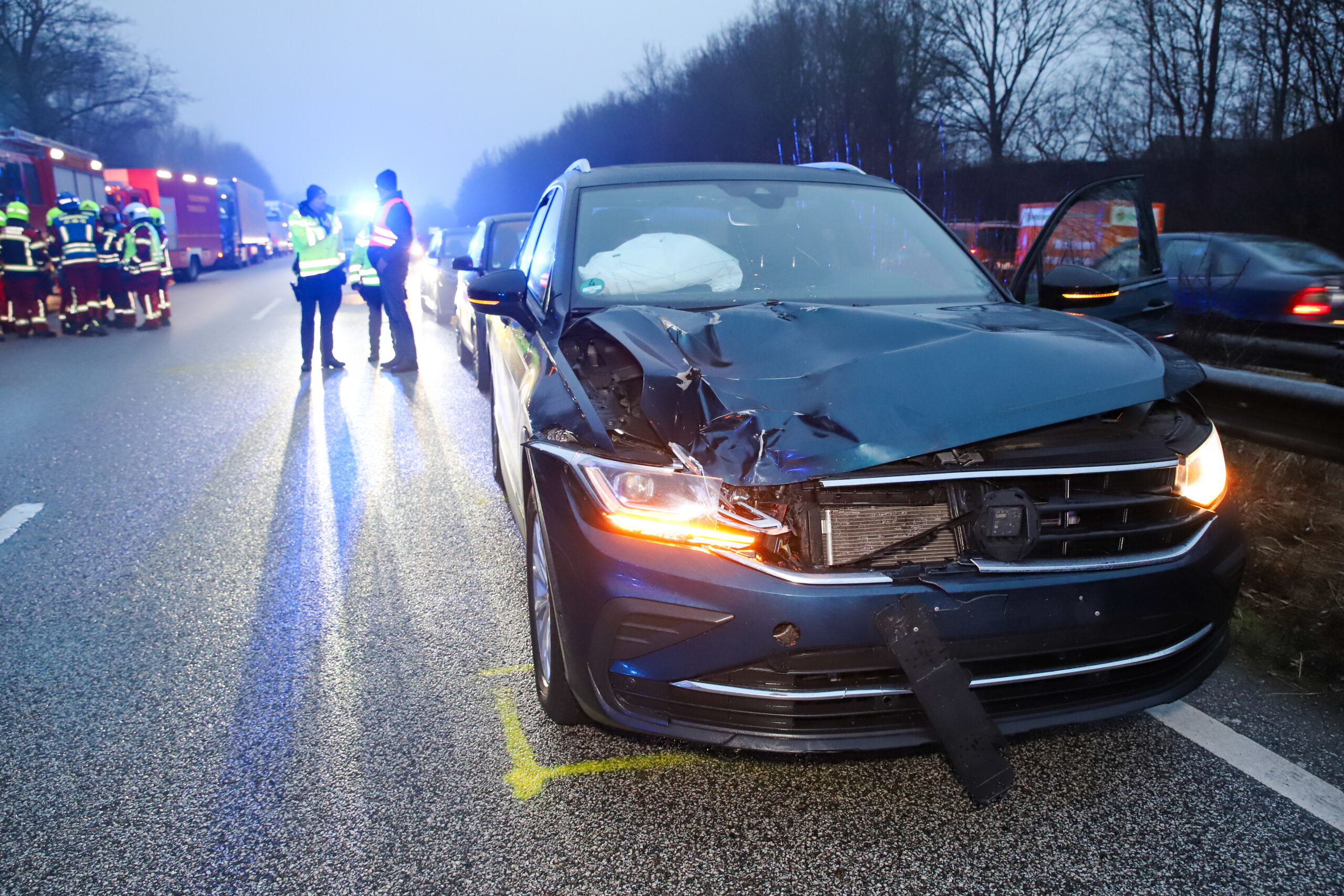 Mehrere Fahrzeuge sind in dem Unfall auf der A23 verwickelt.