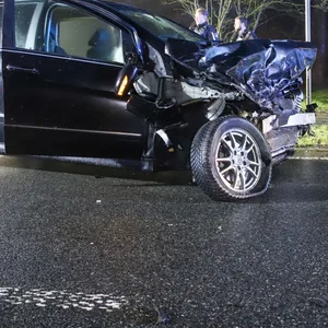 zwei zerstörte Fahrzeuge