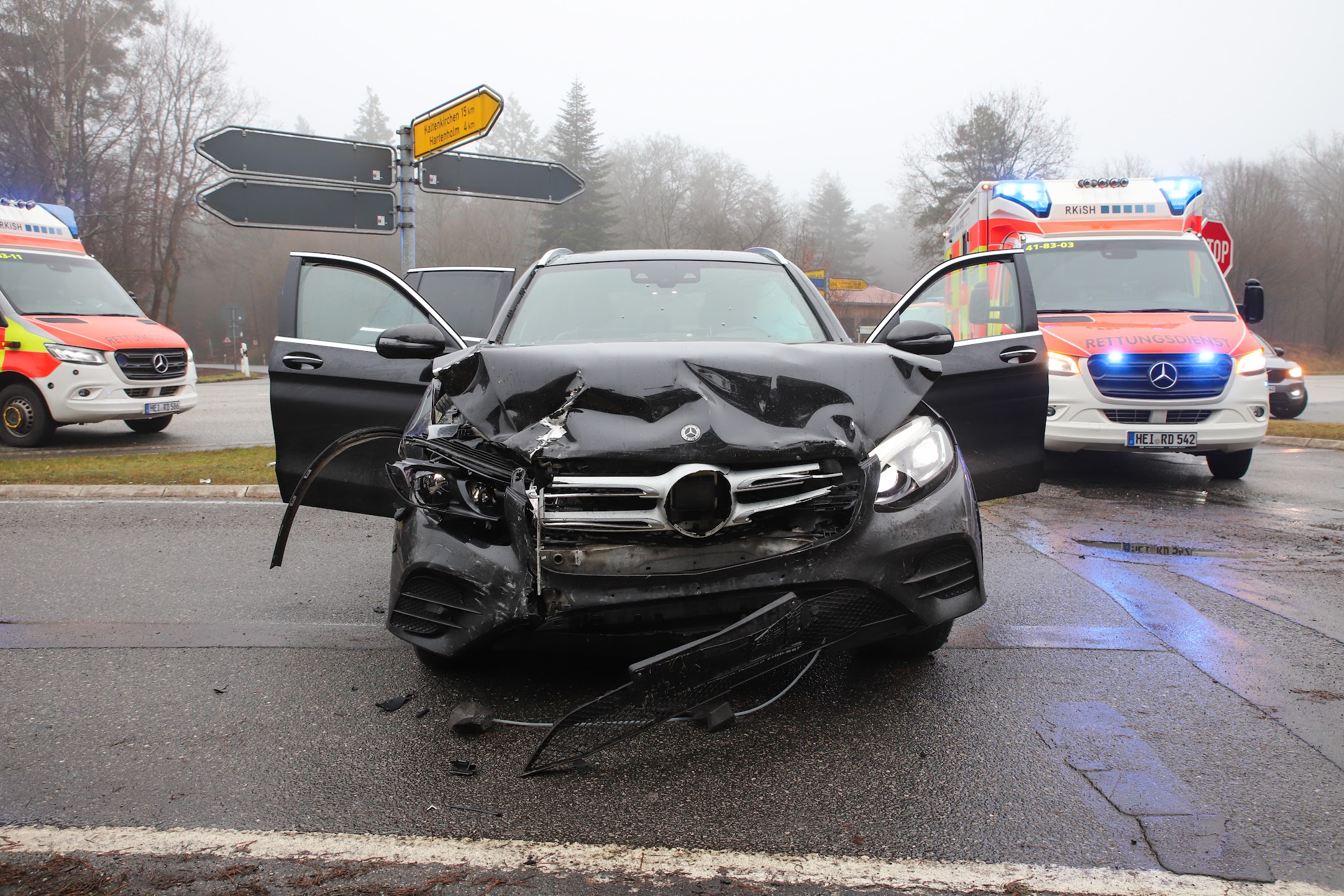 Ein kaputter schwarzer Mercedes