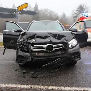 Ein kaputter schwarzer Mercedes