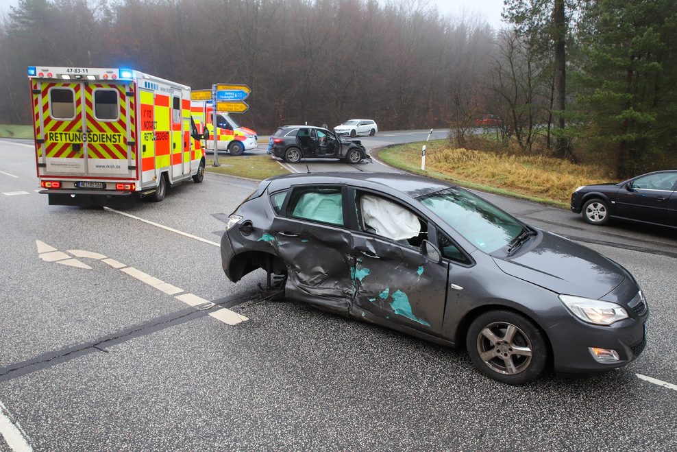 Ein Auto ohne Hinterreifen