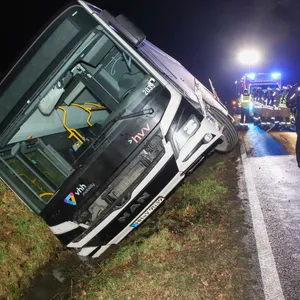 Der HVV-Bus landete im Graben.