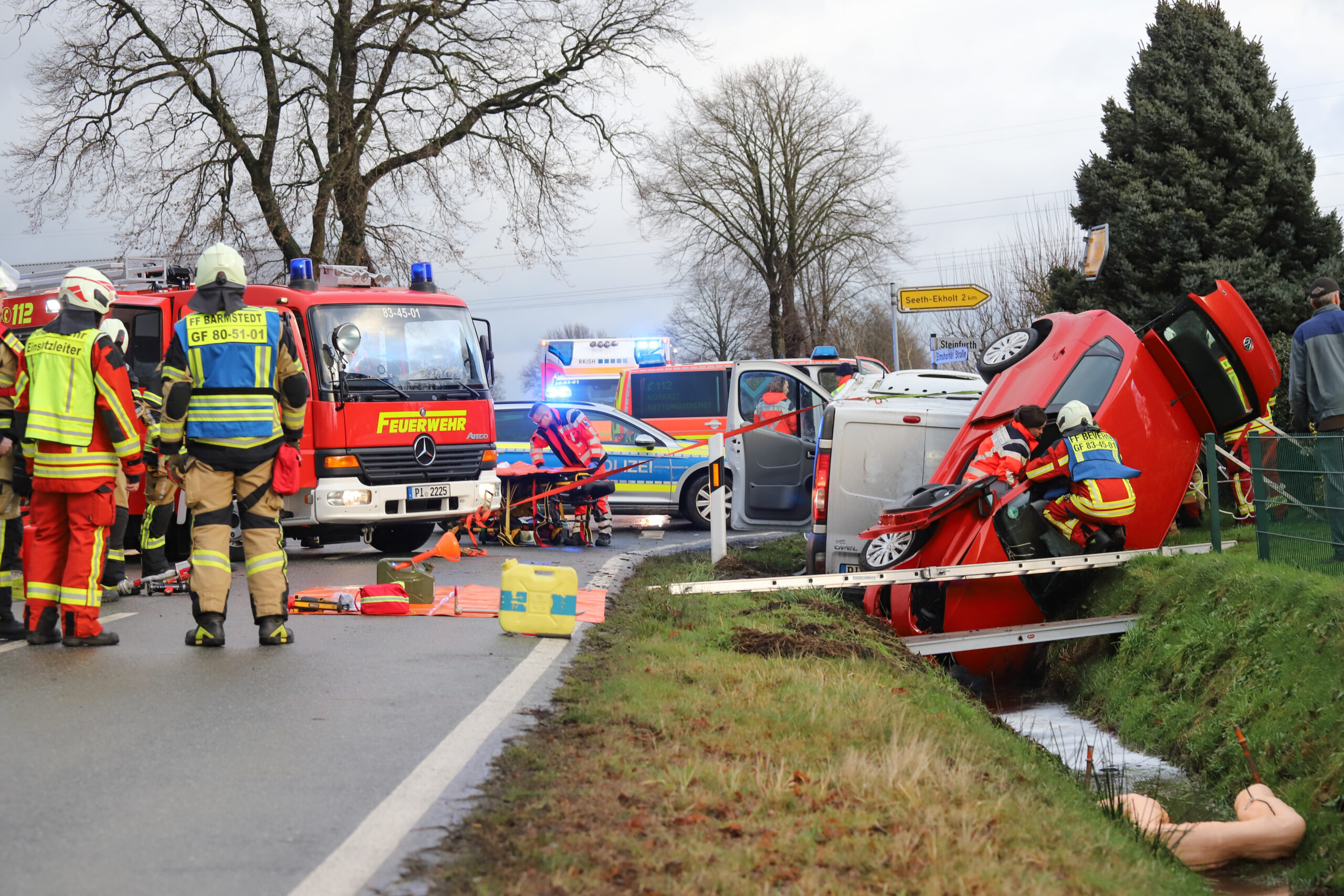 Rettungskräfte sind an der Unfallstelle im Einsatz.