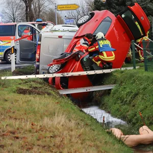 Rettungskräfte sind an der Unfallstelle im Einsatz.