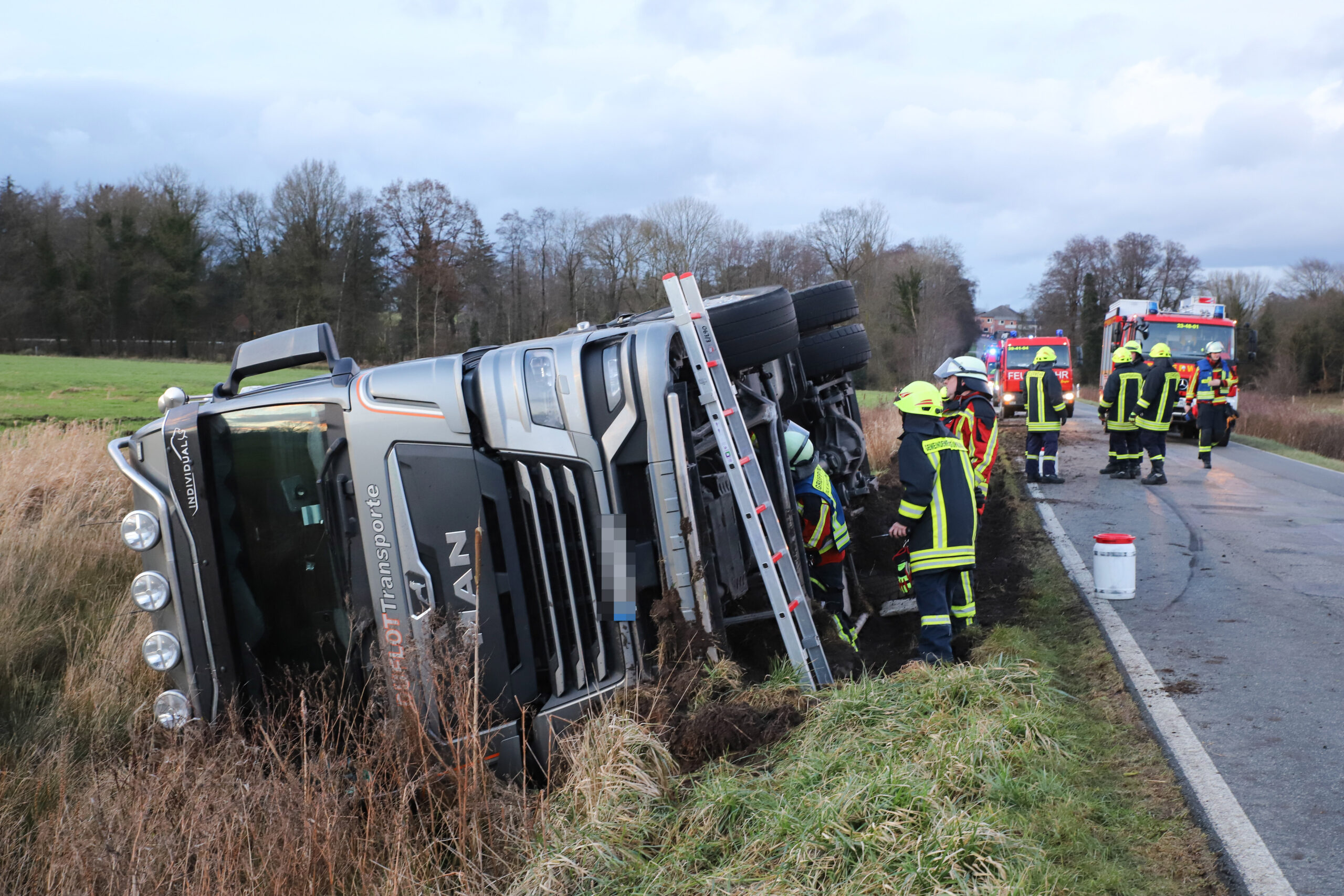 Auf der Hauptstraße kippte ein 40-Tonner um.