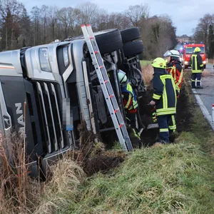 Auf der Hauptstraße kippte ein 40-Tonner um.