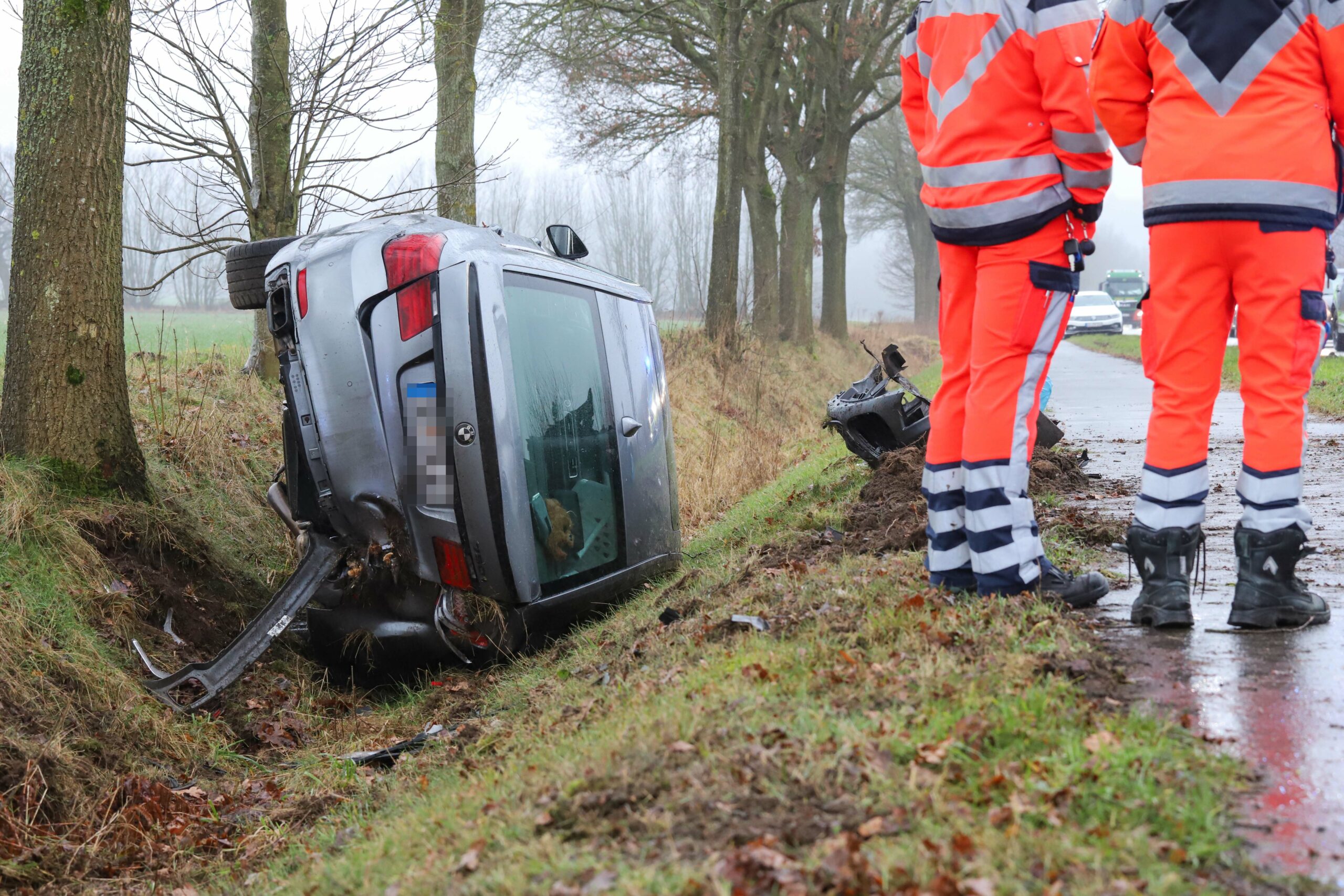 Zu schnell auf regennasser straße zum Überholen angesetzt – Unfall bei itzehoe fordert einen Leichtverletzten