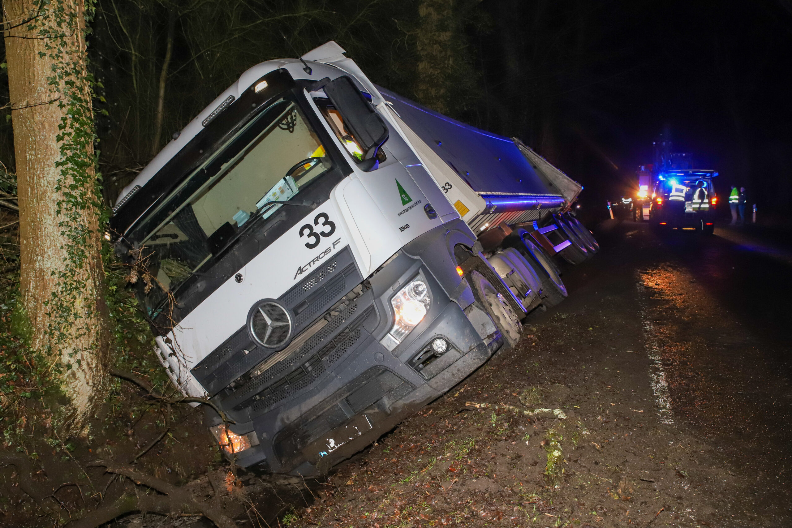 Der Lastwagen war von der Straße abgekommen und in den Straßengraben gekippt.