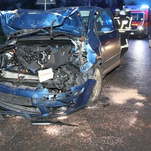 Zeitungszustellerin steigt aus auto – dann kracht Senior in ihr stehendes Auto