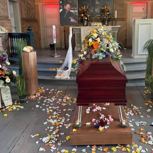 Abschied von Uwe Christiansen: In der St. Pauli Kirche ist der Sarg des bekannten Gastronomen aufgebahrt.