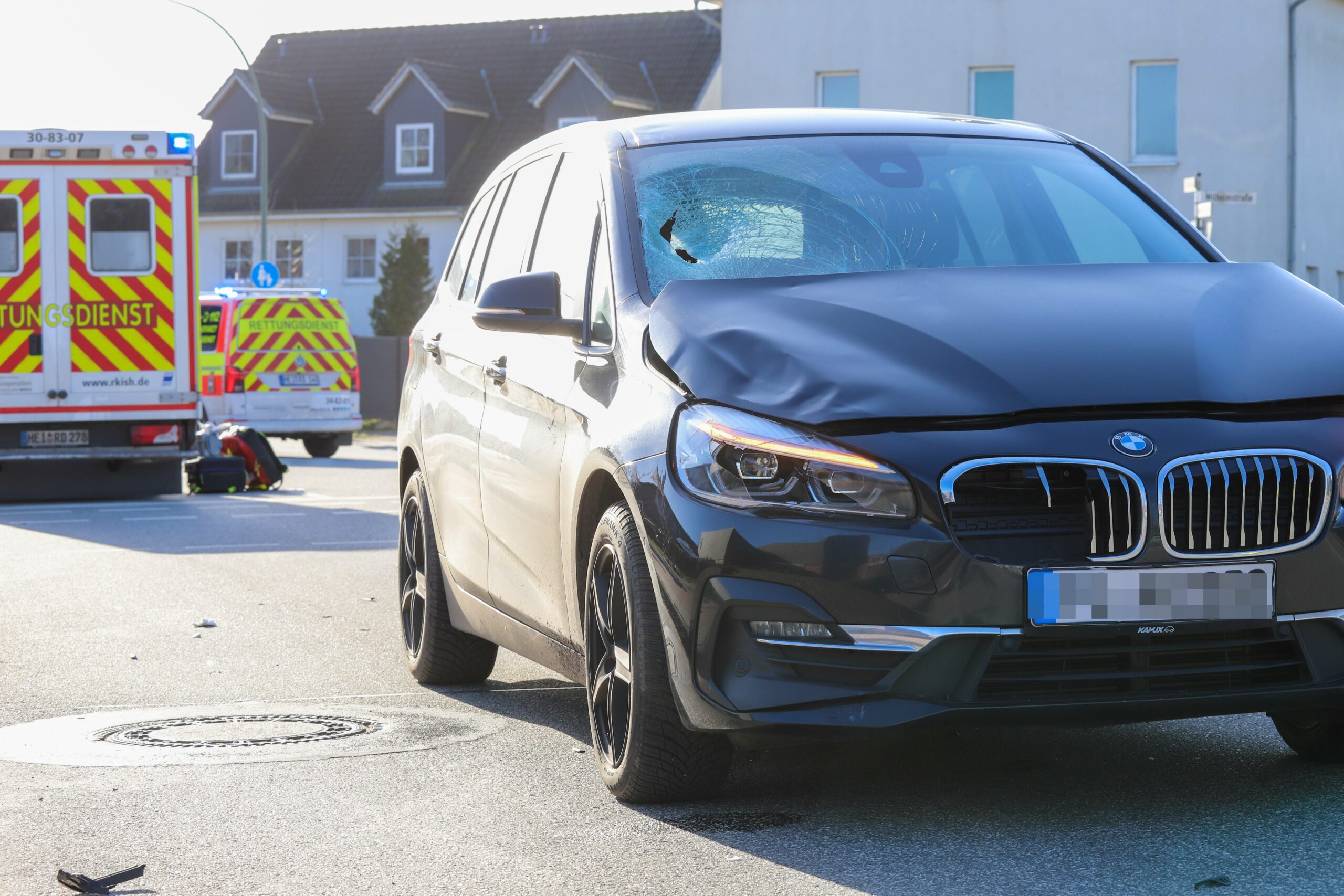 Die Radfahrerin stieß gegen die Windschutzscheibe des Autos und stürzte dann auf den Asphalt.