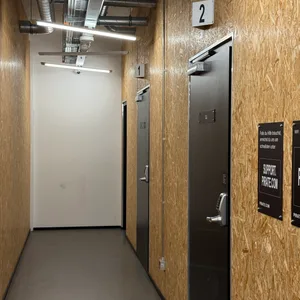 Zwei Türen zu Studioräumen bei den „Pirate-Studios“ in Hamburg Bahrenfeld