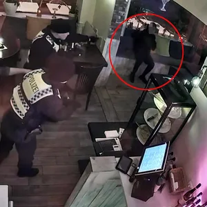Schließlich kommt die Polizei und nimmt den 15-Jährigen fest.