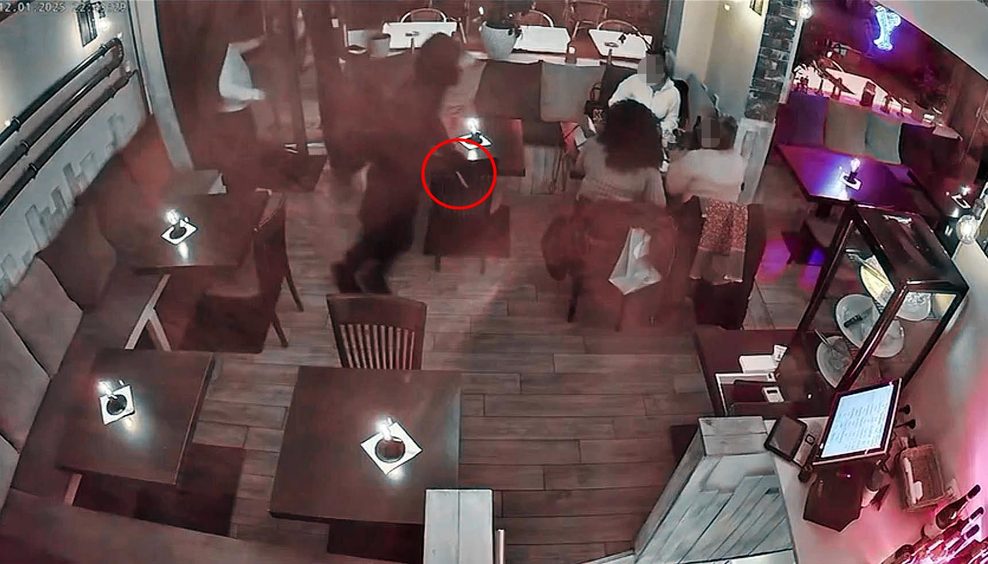 Der Jugendliche stürmt in das Restaurant, um sich dort vor seinen Verfolgern zu verstecken. In der Hand hält er eine Waffe.