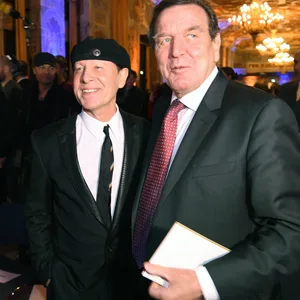 Klaus Meine und Gerhard Schröder im Jahr 2015