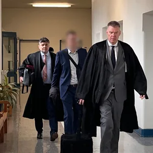 Angeklagter Arzt auf Gerichtsflur