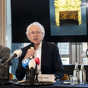 Assen: Direktor Harry Tupan (r.) spricht auf einer Pressekonferenz nach einem spektakuären Kunstraub im Drents Museum.