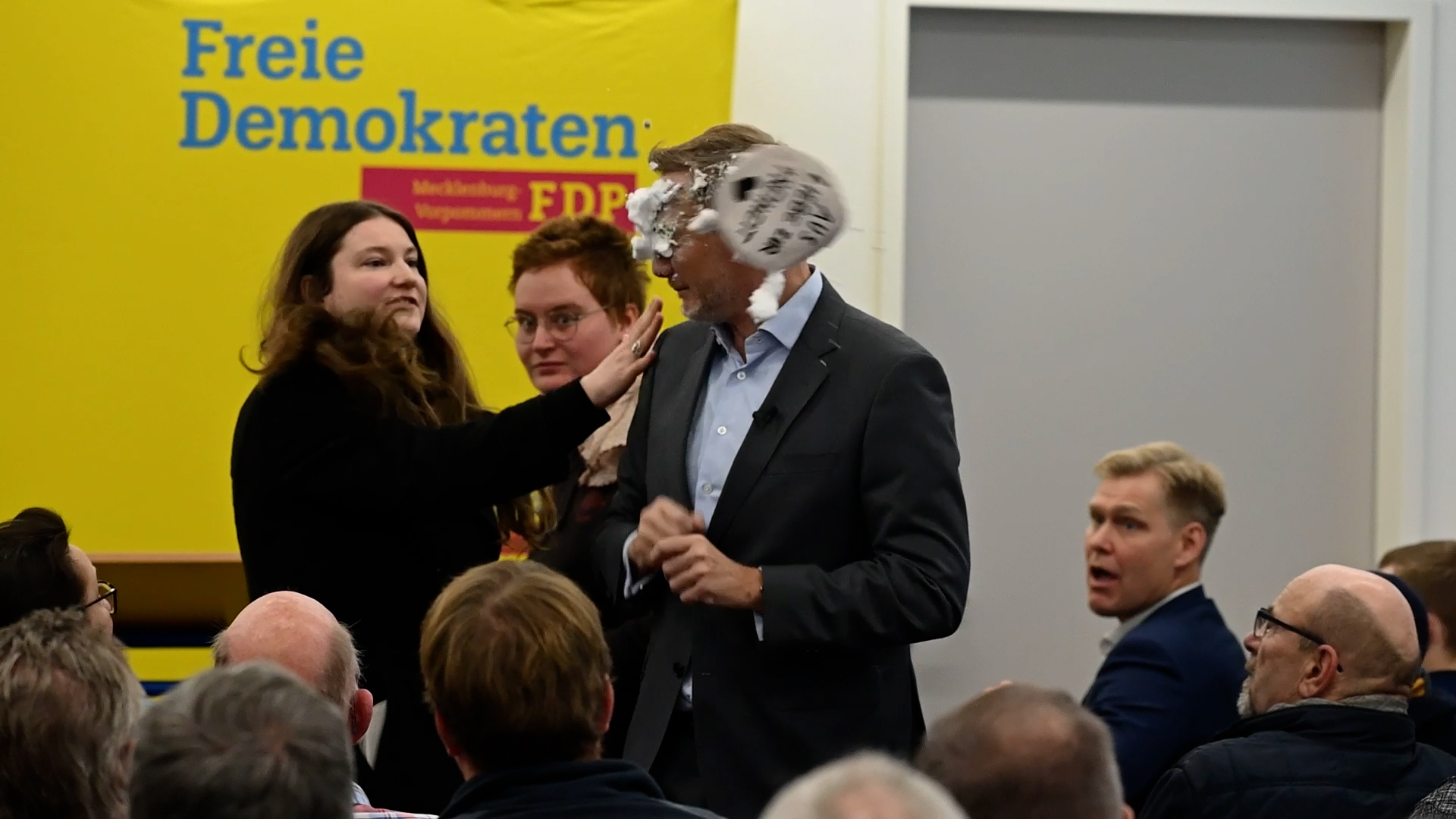 Attacke: FDP-Spitzenkandidat Lindner bekommt von einer Politikerin der Linken eine Ladung Schaum ins Gesicht.