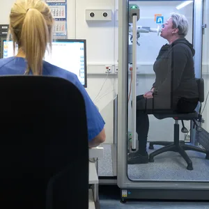 Long-Covid-Patientin beim Lungenfunktionstest (Symbolbild).
