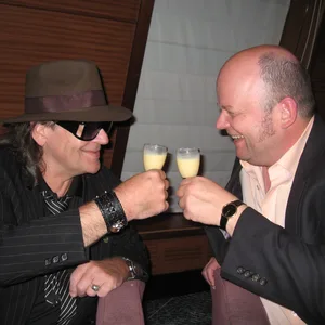 Waren sich seit Jahrzehnten nahe: Panikrocker Udo Lindenberg und Kult-Barkeeper Uwe Christiansen stoßen mit Eierlikör an.