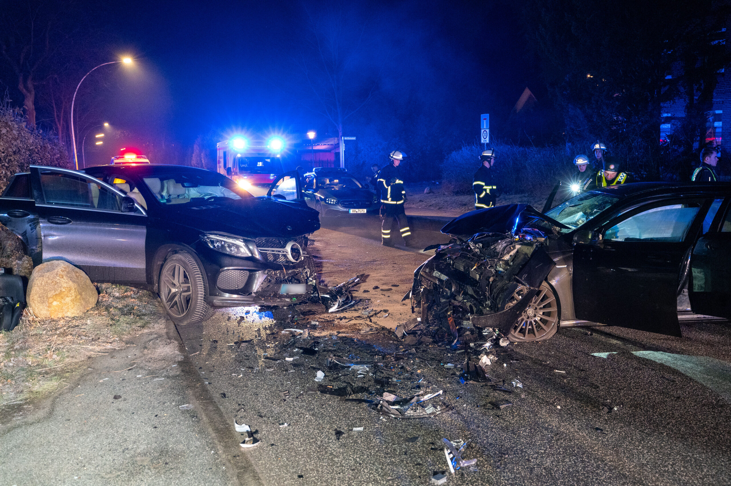 Zwei völlig zerstörte Autos stehen nach dem Unfall auf dem Reinbeker Redder.