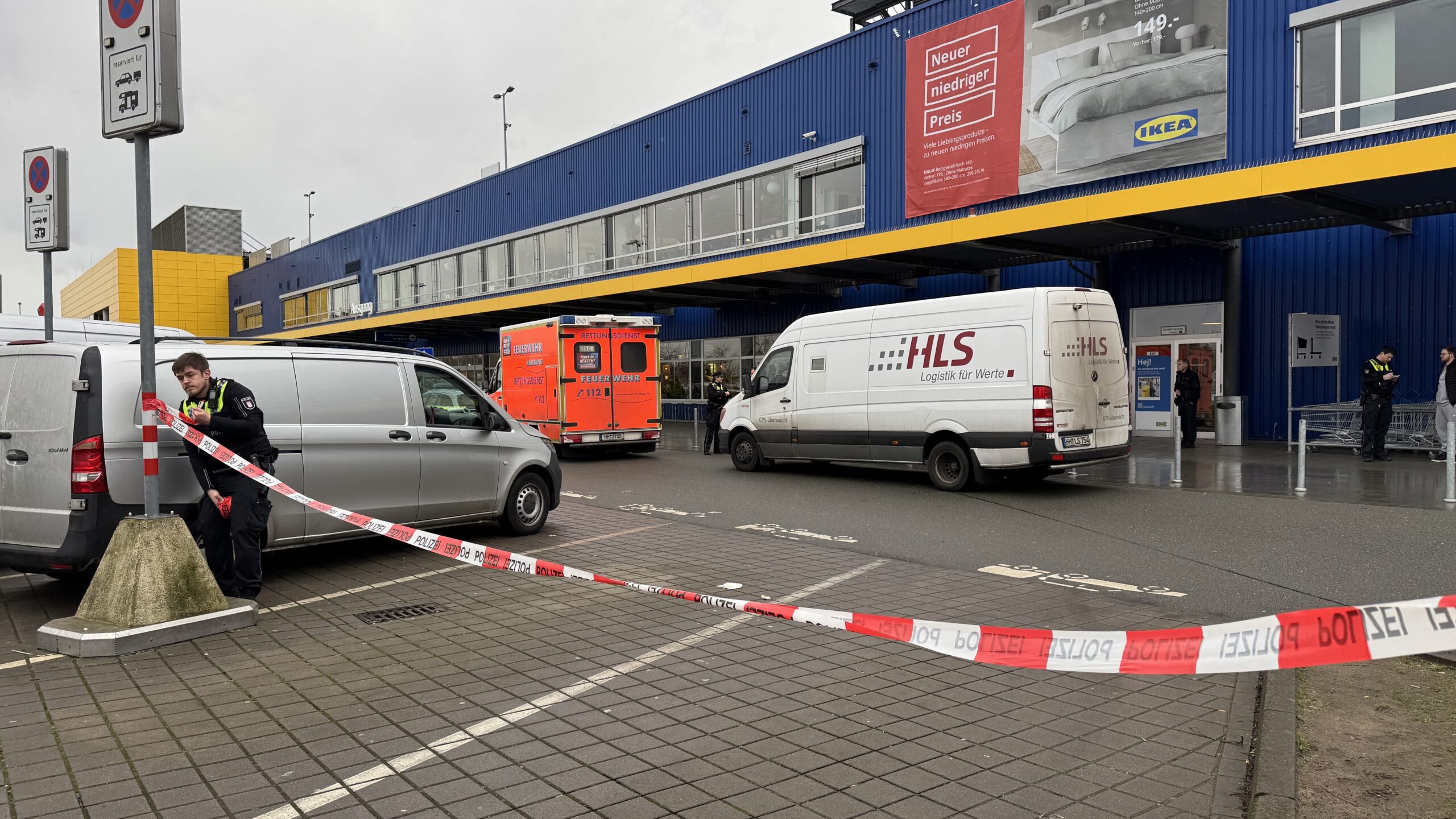 Geldtransporter bei Ikea in Morfleet überfallen – Großeinsatz der Polizei