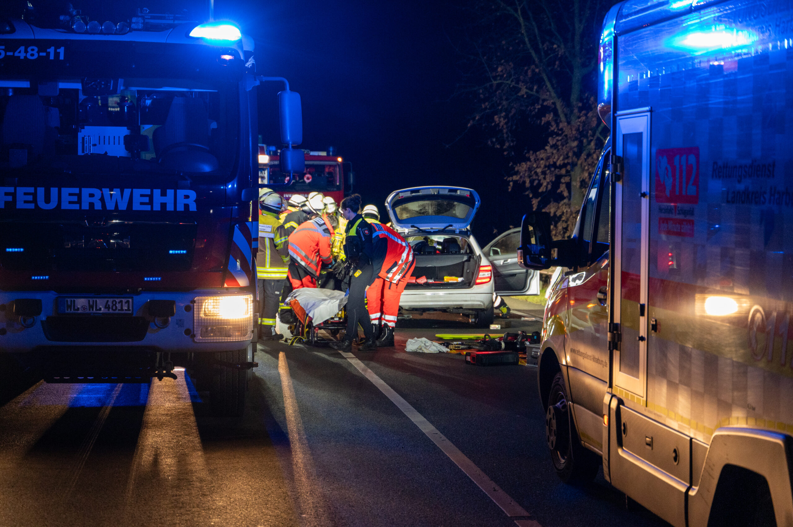 Schwerer Unfall zwischen Mercedes und Smart bei Hamburg – Feuerwehr muss Mercedesfahrer mit Rettungsschere befreien