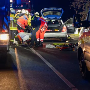 Schwerer Unfall zwischen Mercedes und Smart bei Hamburg – Feuerwehr muss Mercedesfahrer mit Rettungsschere befreien
