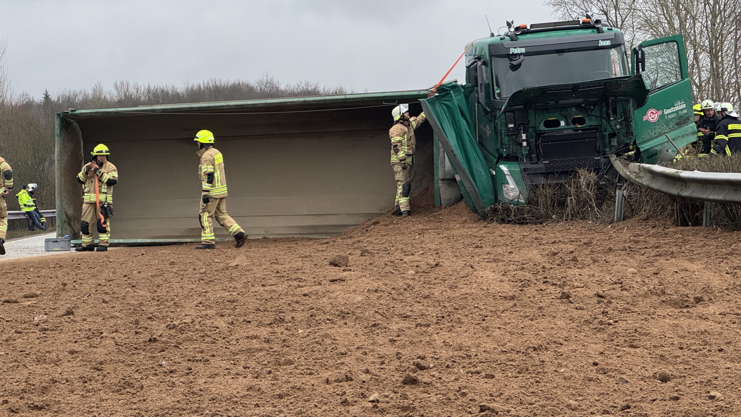 Ein umgekippter Kieslaster sorgt auf der A21 für ein Verkehrschaos.