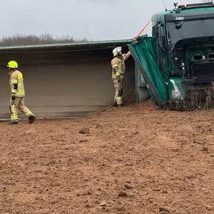 Ein umgekippter Kieslaster sorgt auf der A21 für ein Verkehrschaos.