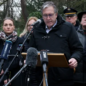 Jürgen Herzing (SPD, rechts vorn), Oberbürgermeister von Aschaffenburg, spricht bei der Kranzniederlegung nach dem tödlichen Angriff in einem Park.