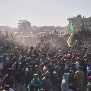 Chan Junis: Menschen umringen die Autos mit den Deutsch-Israelis Arbel Yehud und Gadi Moses, die seit dem 7. Oktober 2023 von der Hamas im Gazastreifen als Geiseln festgehalten wurden, während sie von Kämpfern der Hamas und des Islamischen Dschihad bei ihrer Übergabe an das Rote Kreuz eskortiert werden.