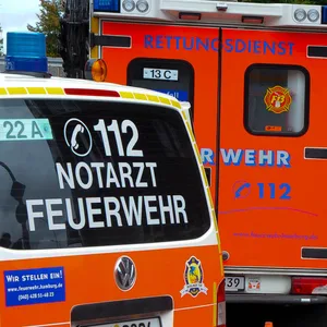 Notarzt und Rettungswagen im Einsatz (Symbolbild).