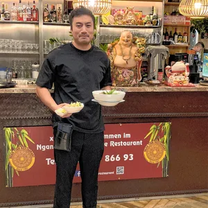 Nguyen Duc Tung ist Geschäftsführer im vietnamesischen Restaurant „Ngan Tinh“ im Levantehaus. Mittagsgerichte kosten hier etwa zehn Euro.