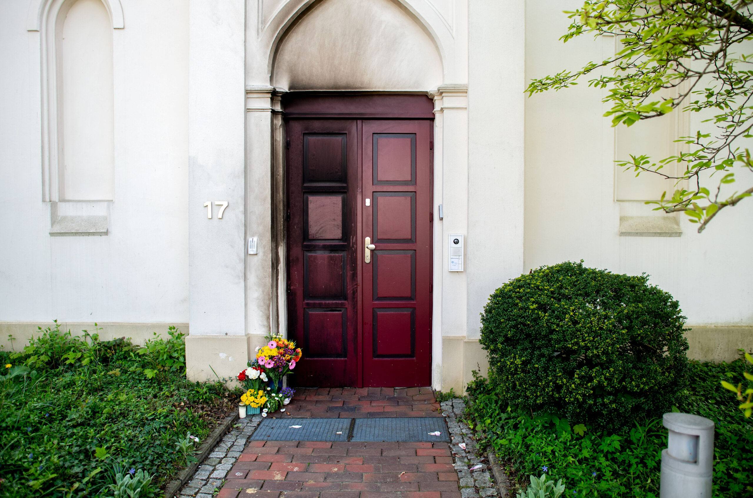 Die Tür der Oldenburger Synagoge nach dem Brandanschlag.