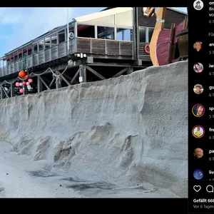 „Onkel Johnny's Strandwirtschaft“ auf Sylt steht seit einem Sturm Anfang Januar 2025 haarscharf an einer Abbruchkante.
