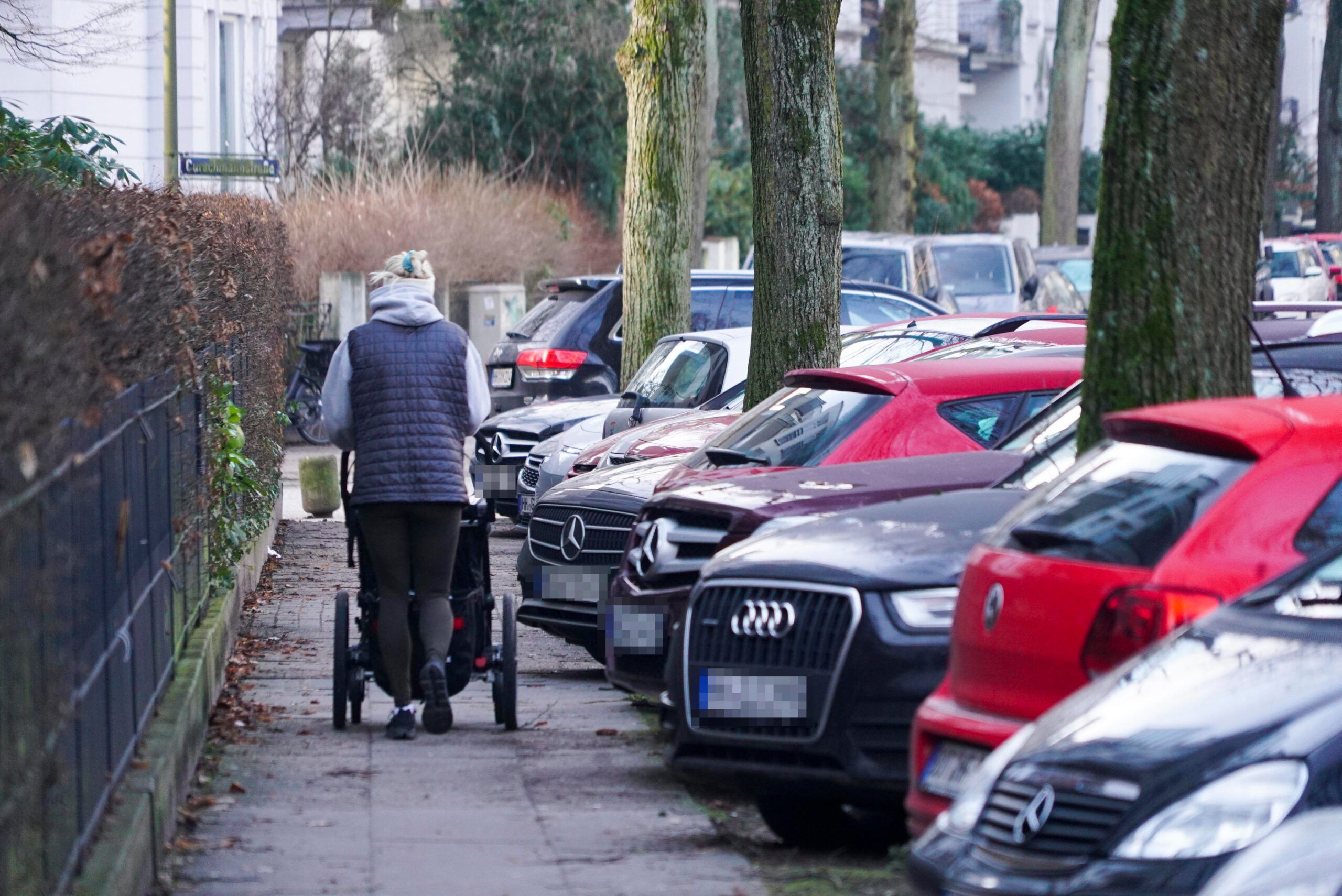 In Hamburg sind die Parkplätze oft rar – die FDP will sie deshalb besonders schützen.