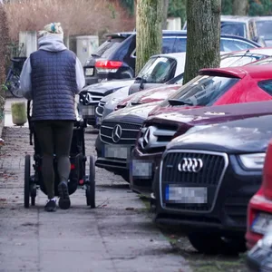 In Hamburg sind die Parkplätze oft rar – die FDP will sie deshalb besonders schützen.