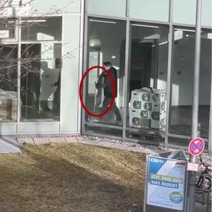 Ein Video soll zeigen, wie ein CSU-Mitarbeiter ein Plakat der „PARTEI“ in die Parteizentrale trägt.