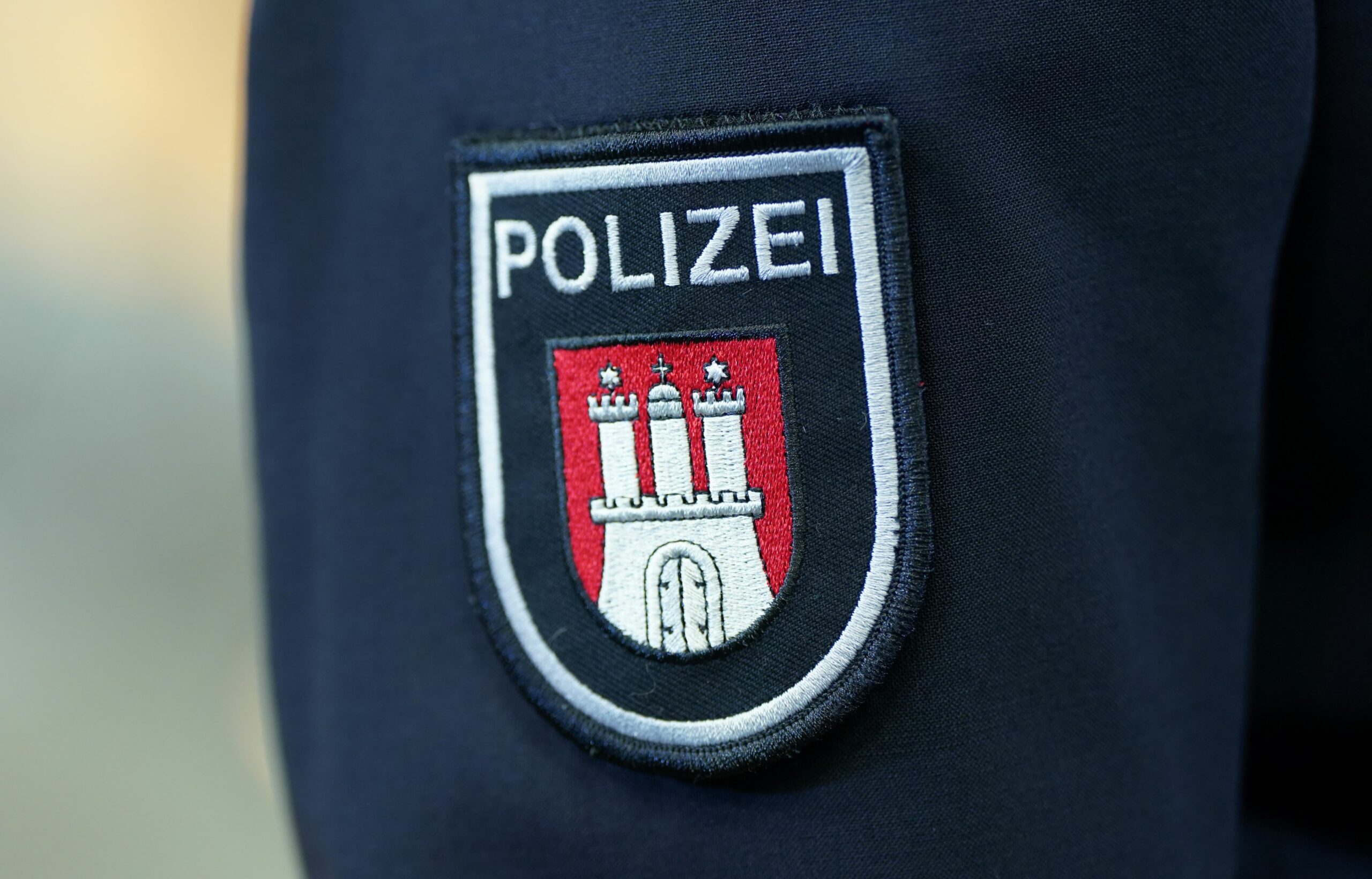 Hamburger Polizeibeamter in Uniform (Symbolbild).