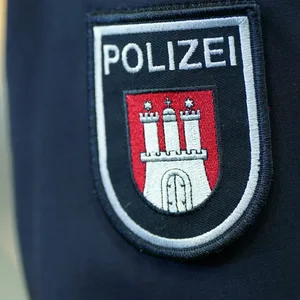 Hamburger Polizeibeamter in Uniform (Symbolbild).