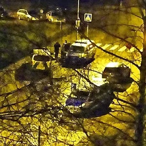 Am Einsatzort konnte die Polizei nur einen Tatverdächtigen antreffen. Alle anderen konnten fliehen.