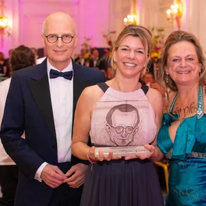 Bürgermeister Peter Tschentscher, MOPO-Redakteurin Nina Gessner und DJV-Vorsitzende Marina Friedt