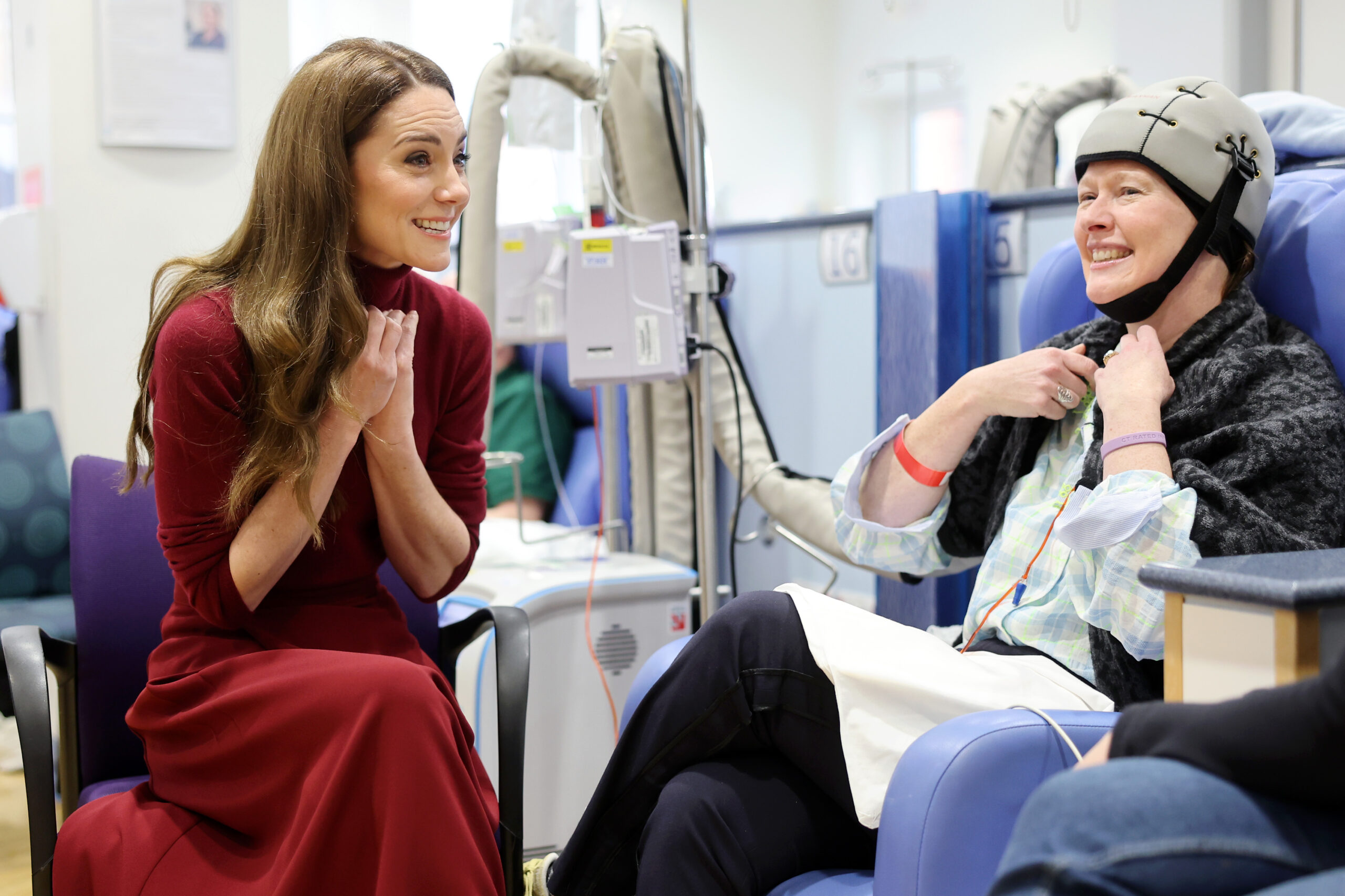 Kate unterhält sich mit der Patientin Katherine Field im Royal Marsden Hospital in London, wo sie selbst wegen ihrer Krebserkrankung behandelt wurde.