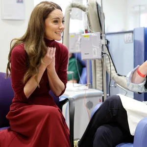 Kate unterhält sich mit der Patientin Katherine Field im Royal Marsden Hospital in London, wo sie selbst wegen ihrer Krebserkrankung behandelt wurde.